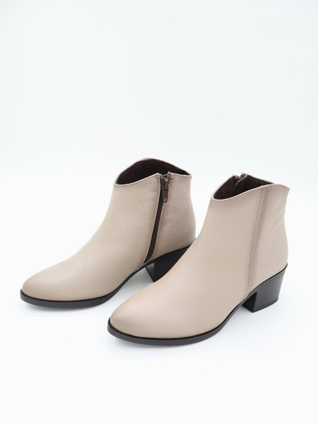 מגפון עור Leonor