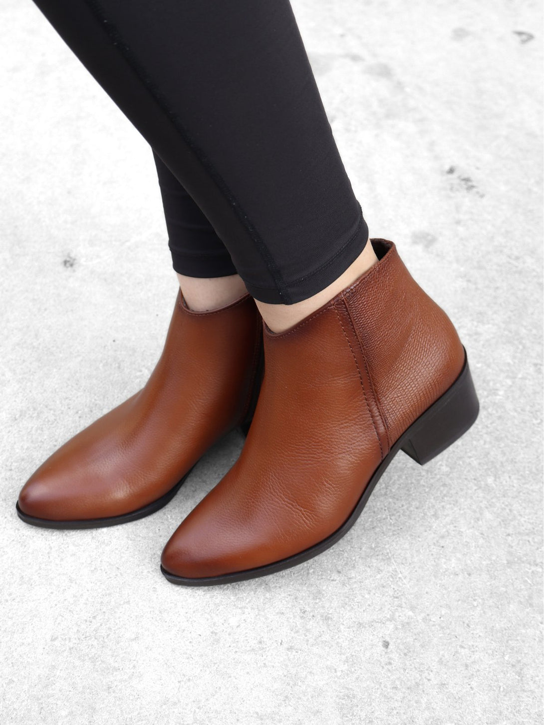 מגפון עור Leonor