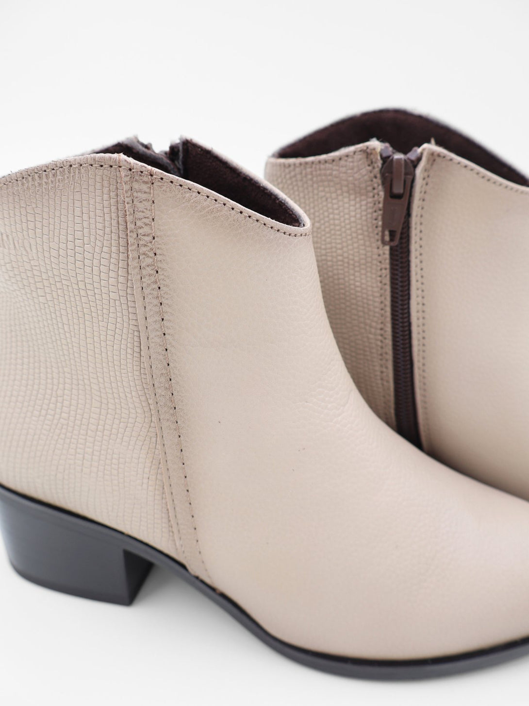 מגפון עור Leonor