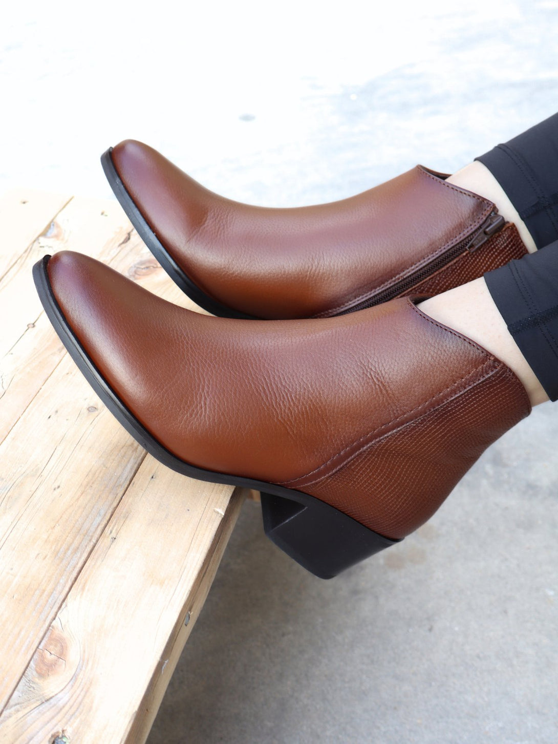 מגפון עור Leonor