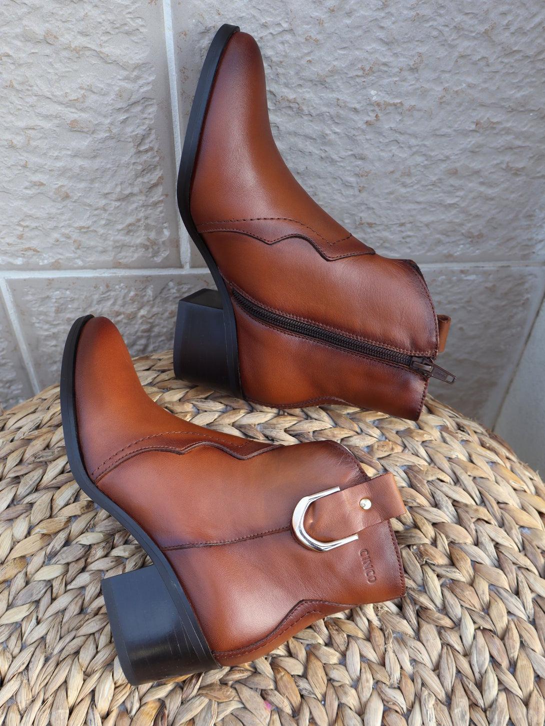 מגפון עור Paula