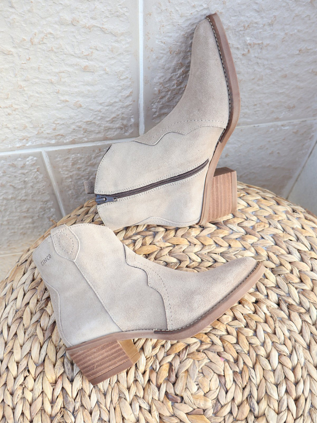 מגפון עור Alina