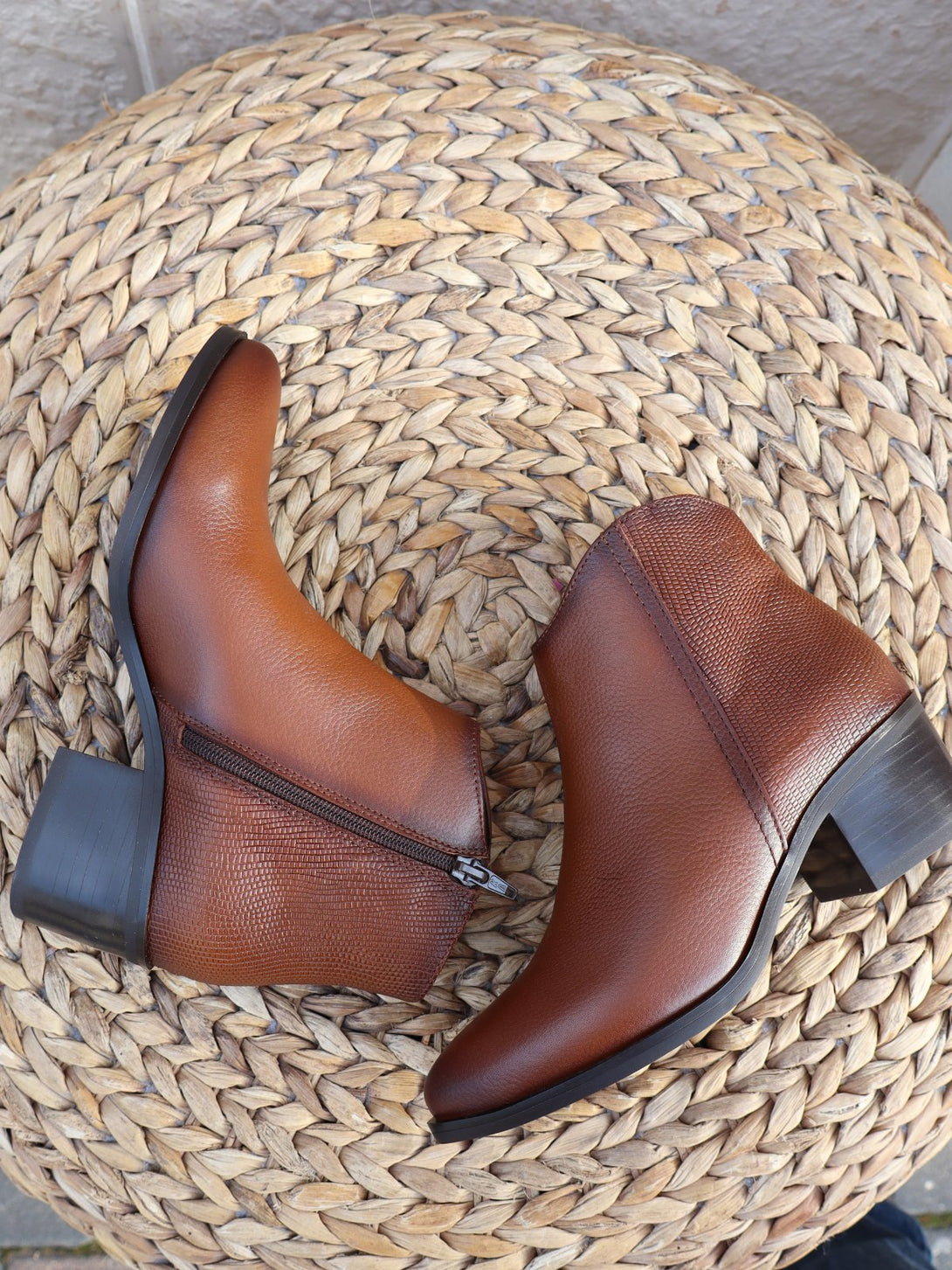 מגפון עור Leonor