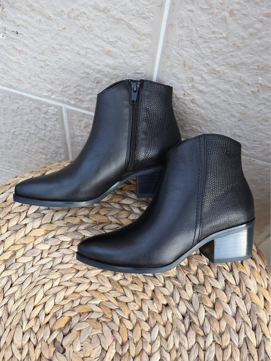 מגפון עור Leonor