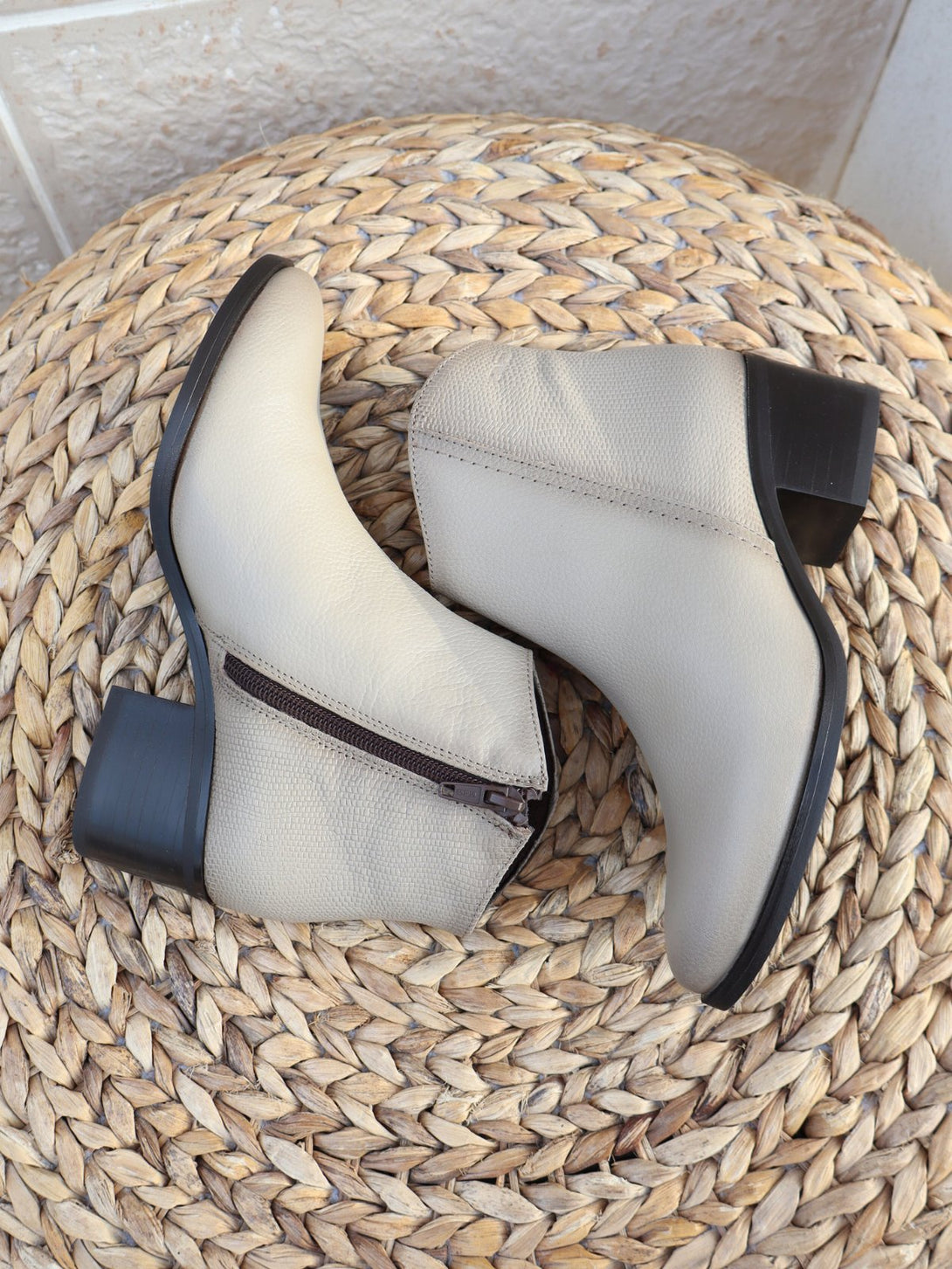 מגפון עור Leonor