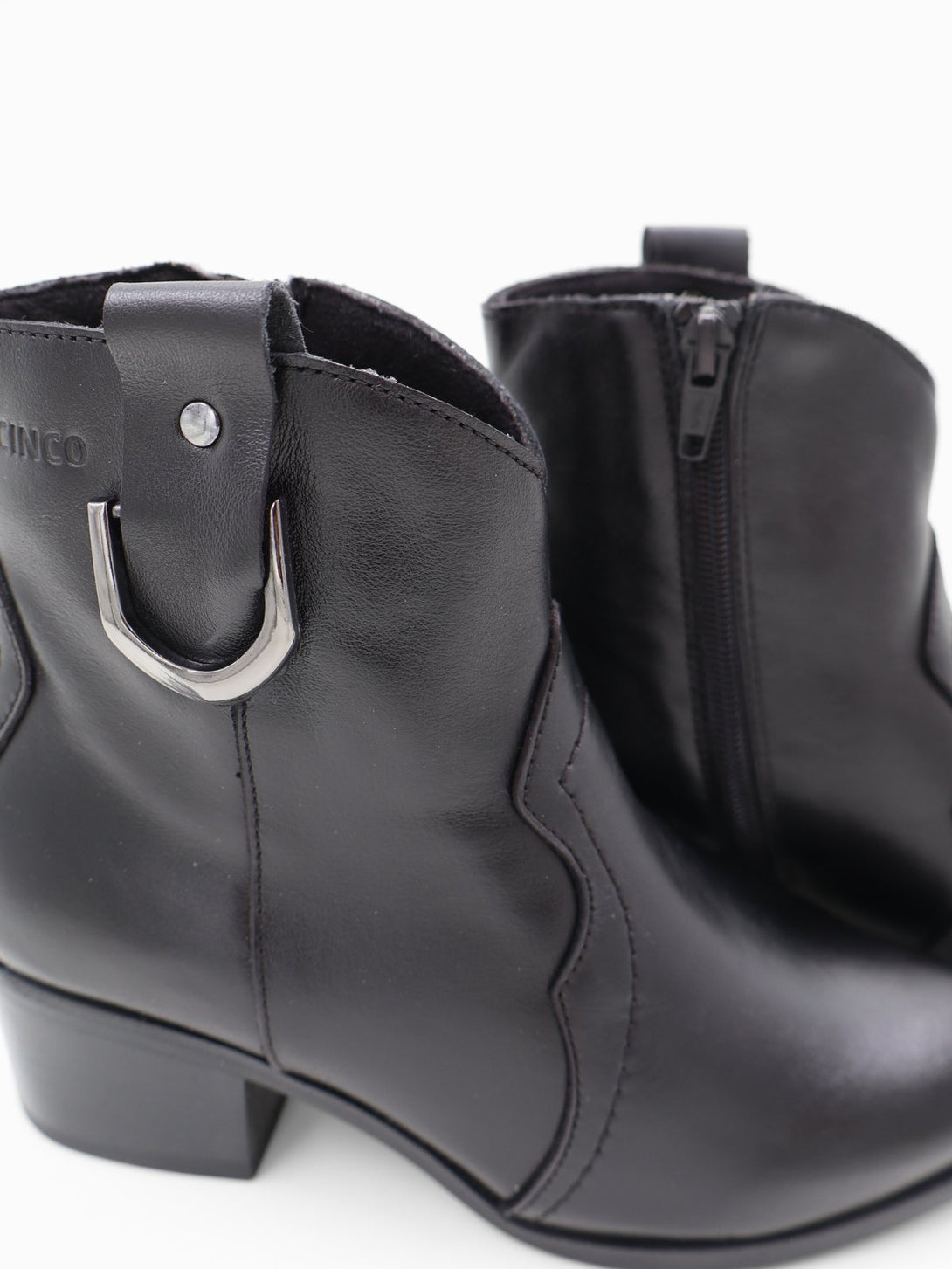 מגפון עור Paula