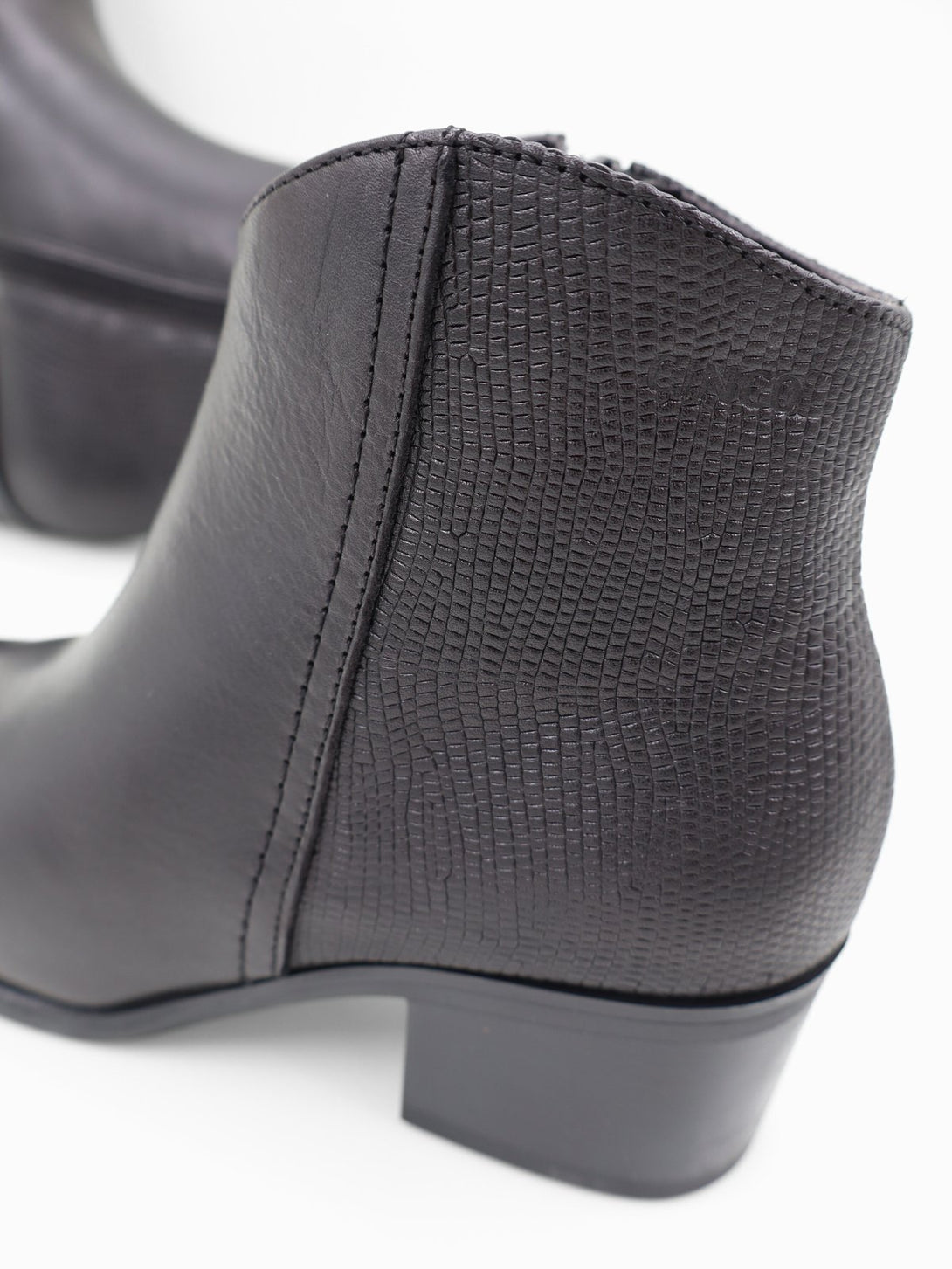 מגפון עור Leonor