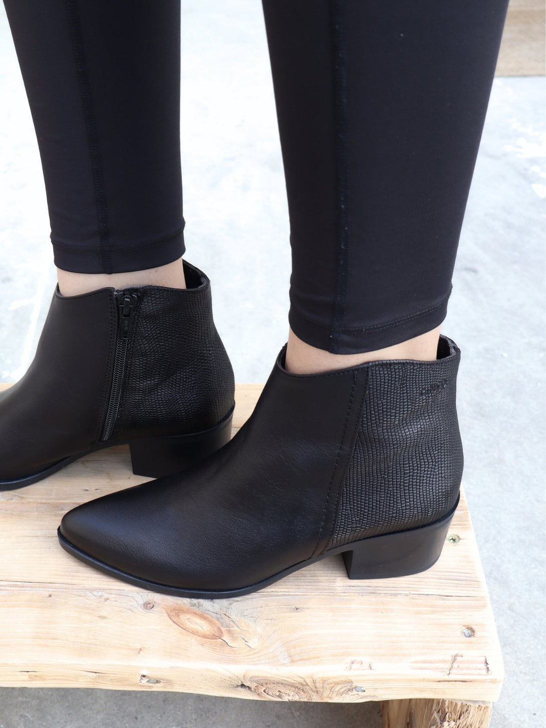 מגפון עור Leonor