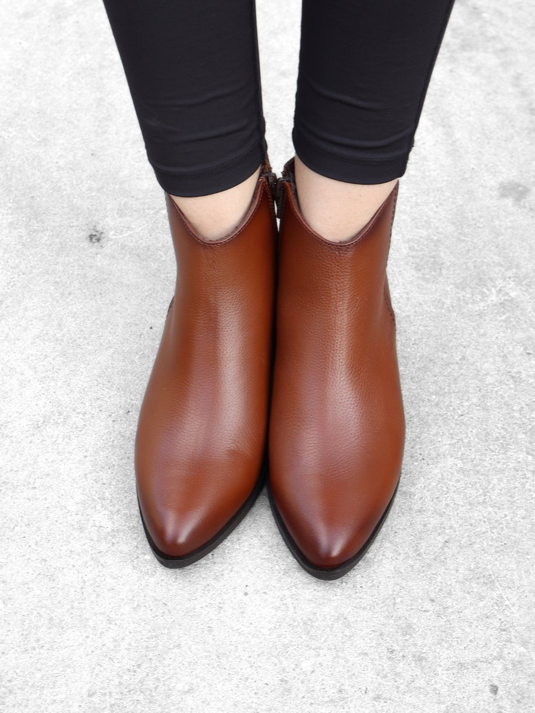 מגפון עור Leonor