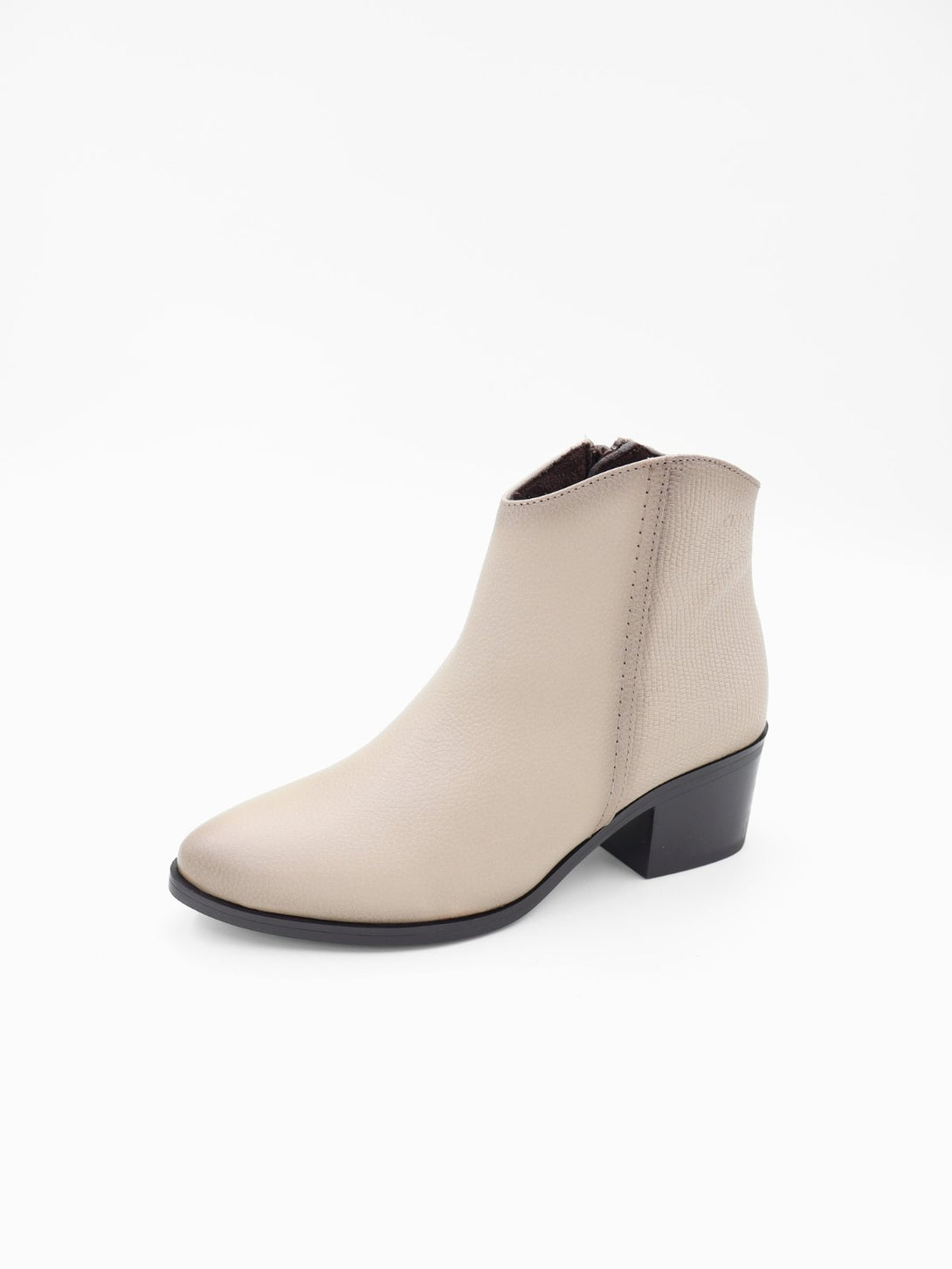 מגפון עור Leonor